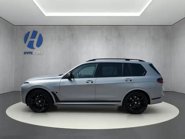 BMW X7 view 6