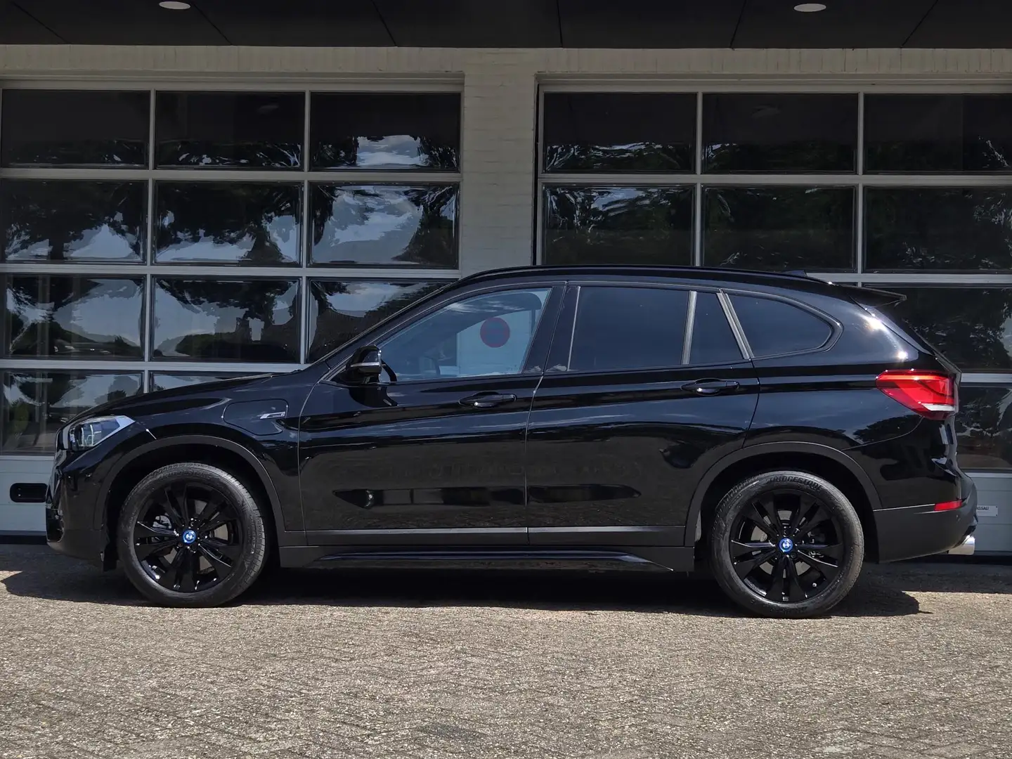 BMW X1 xDrive25e Sport Line | SPORTSTOELEN | LEDER | 18 I Zwart - 2