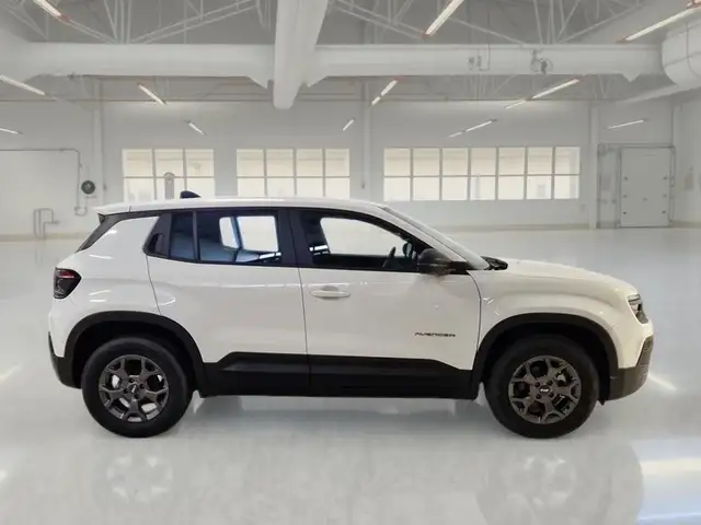 Jeep Avenger view 3