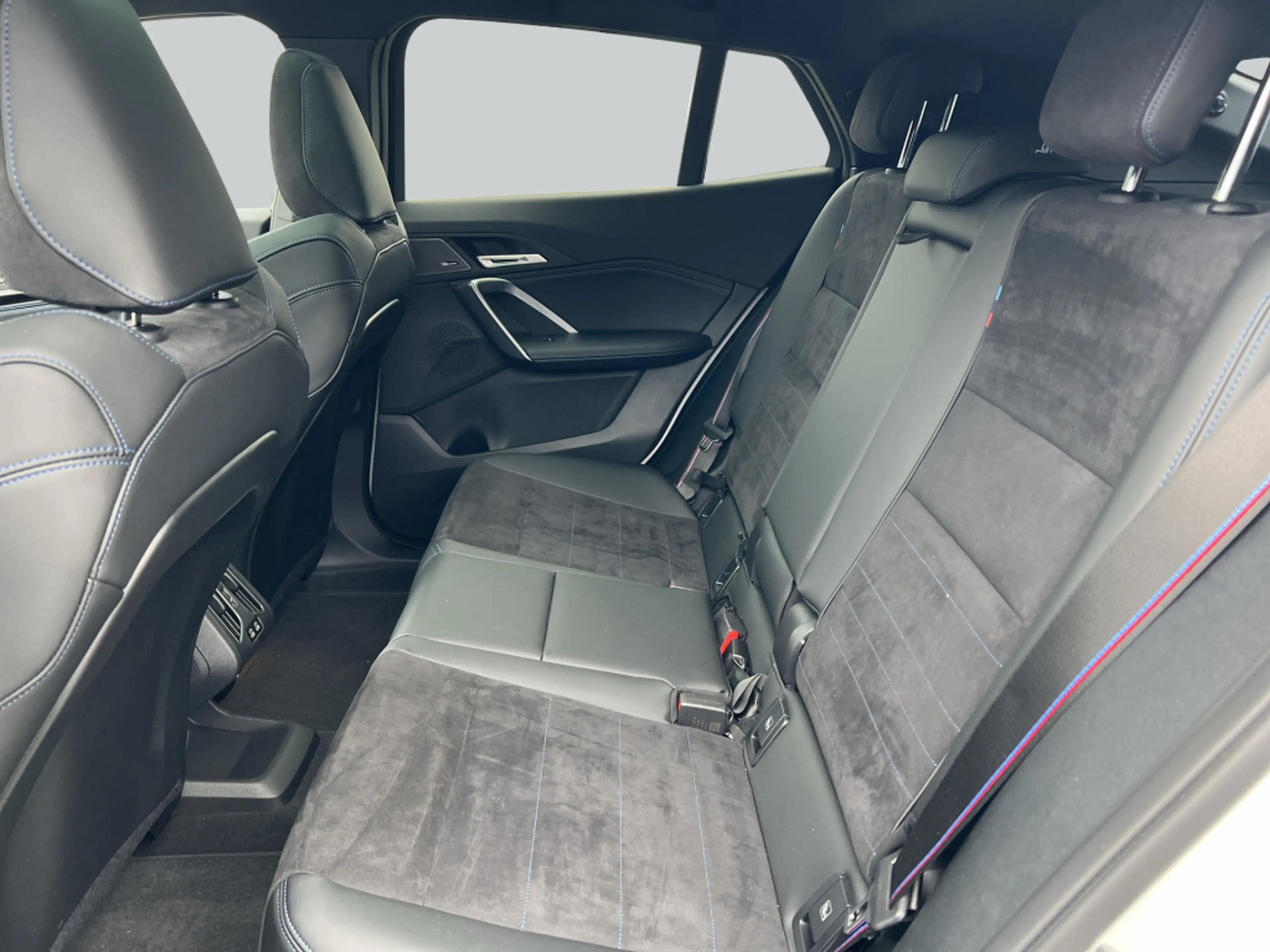 BMW iX2 xDrive30 — photo 12