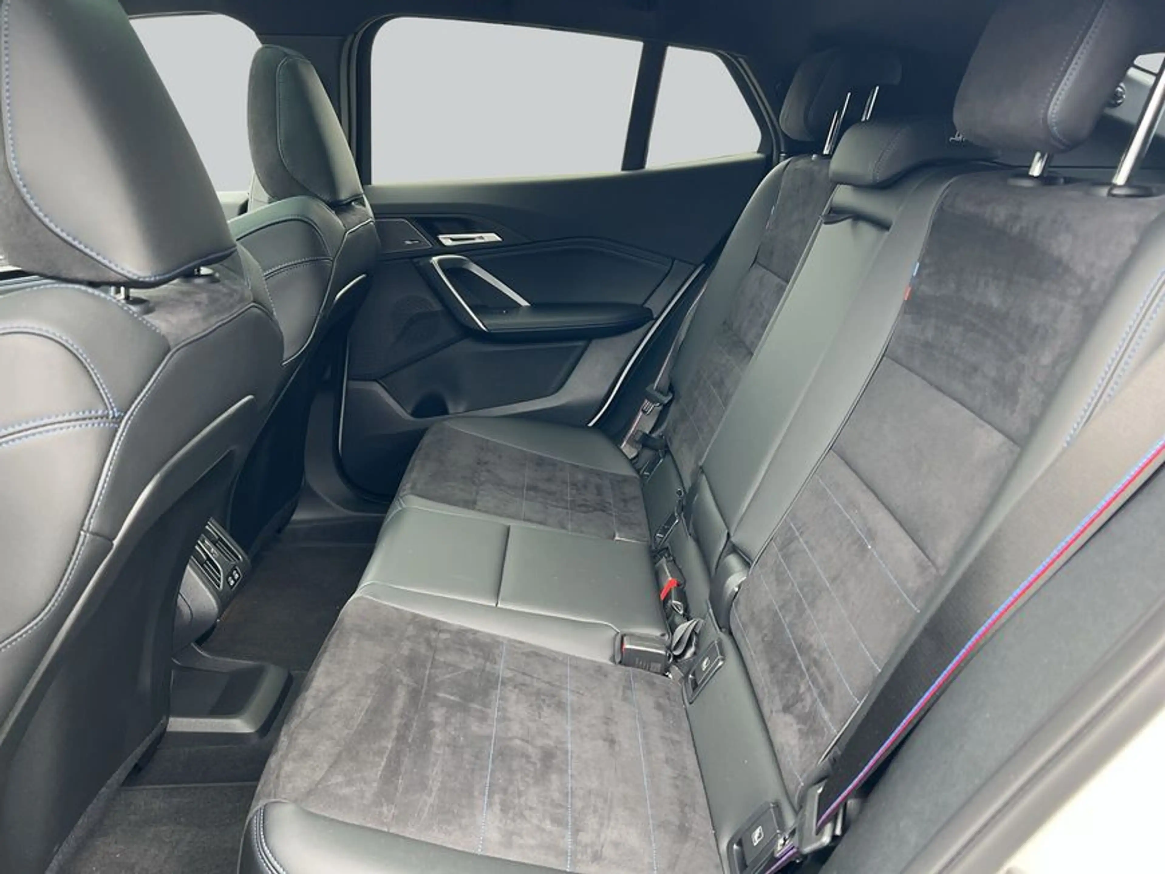 BMW iX2 xDrive30 — photo 11