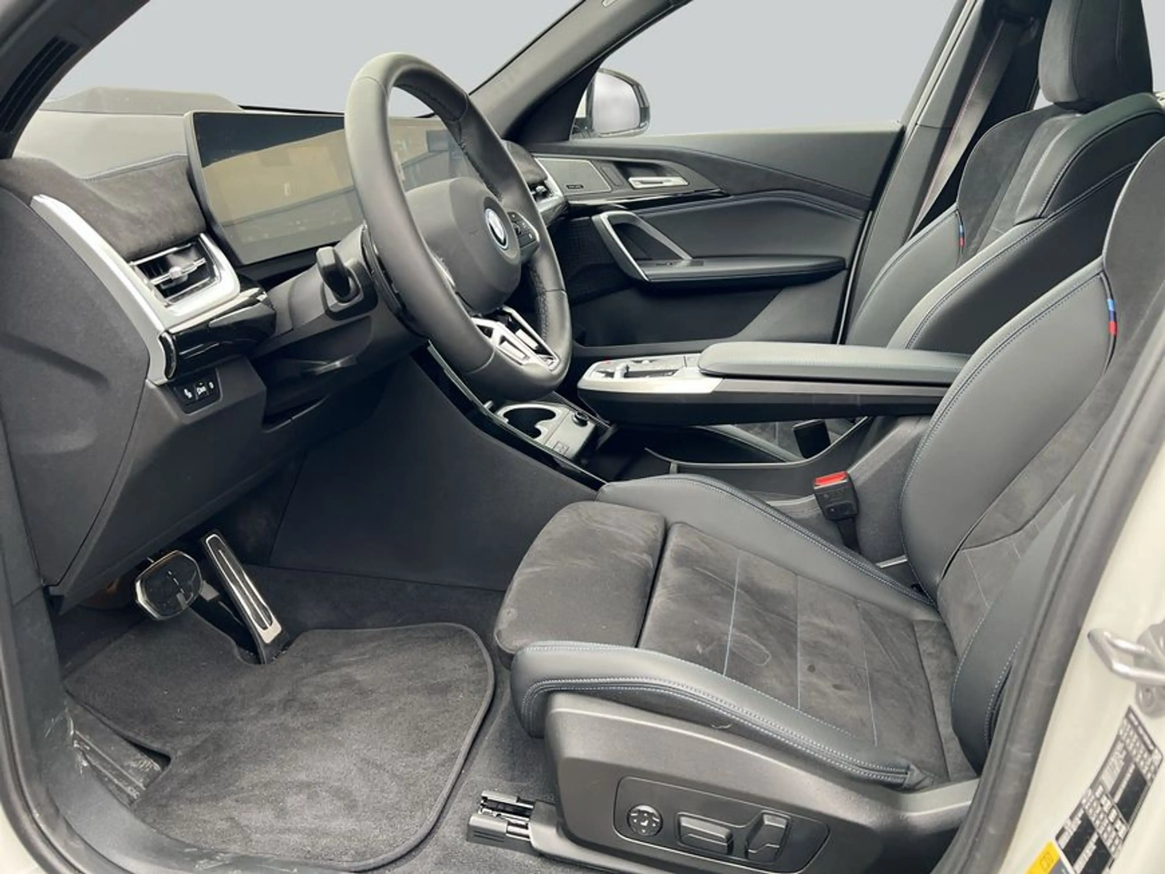 BMW iX2 xDrive30 — photo 10