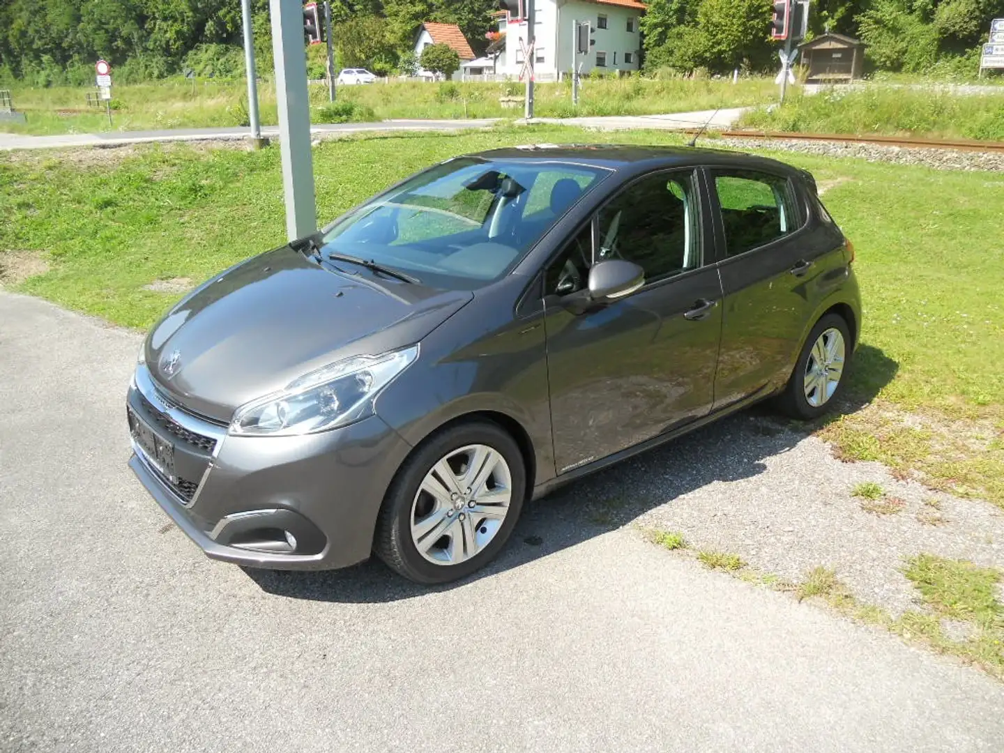 Peugeot 208 Signature 1,2 PureTech 110 S&S Gris - 1