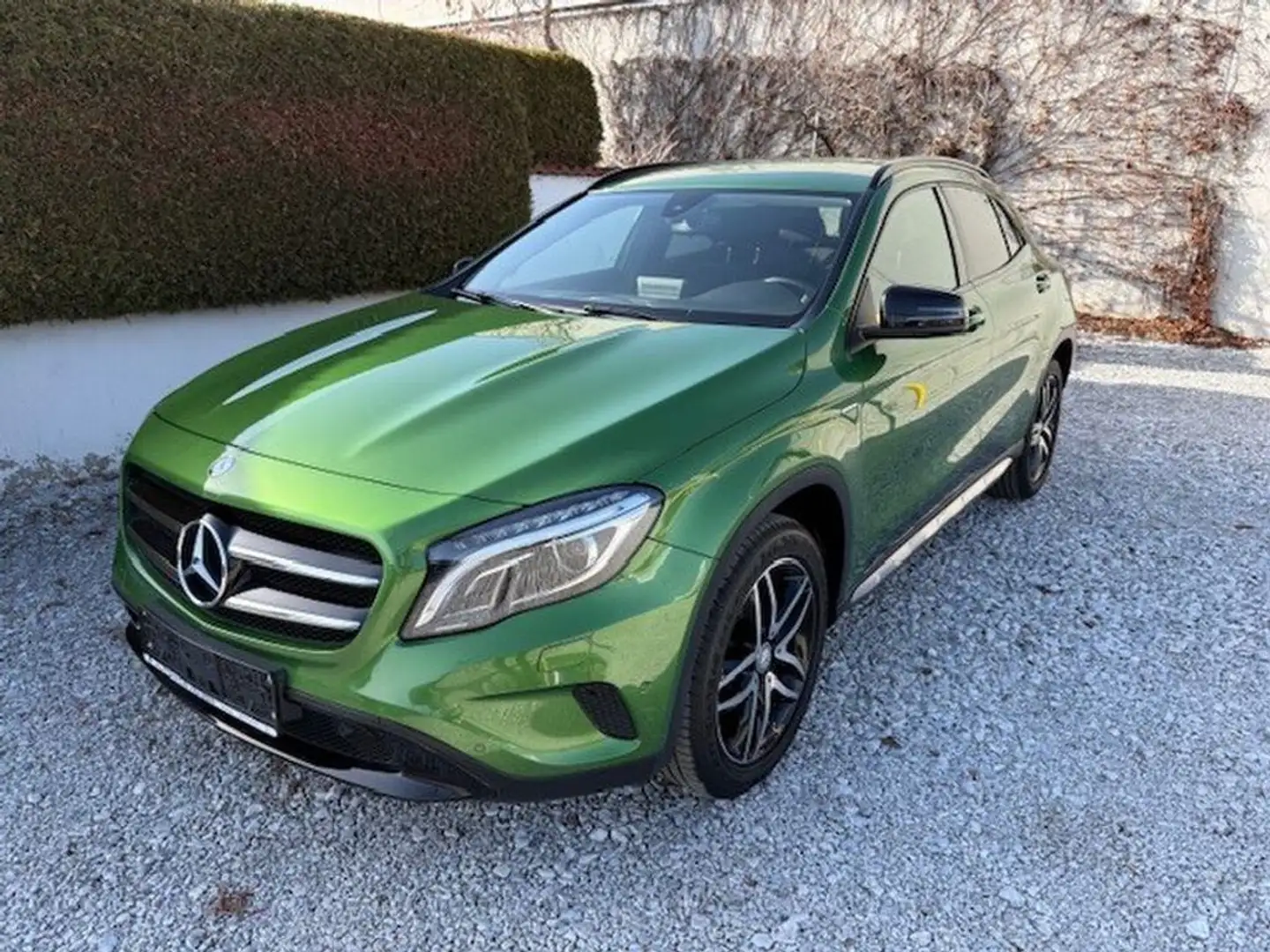 Mercedes-Benz GLA 180 d Activity Edition Aut. Grün - 1