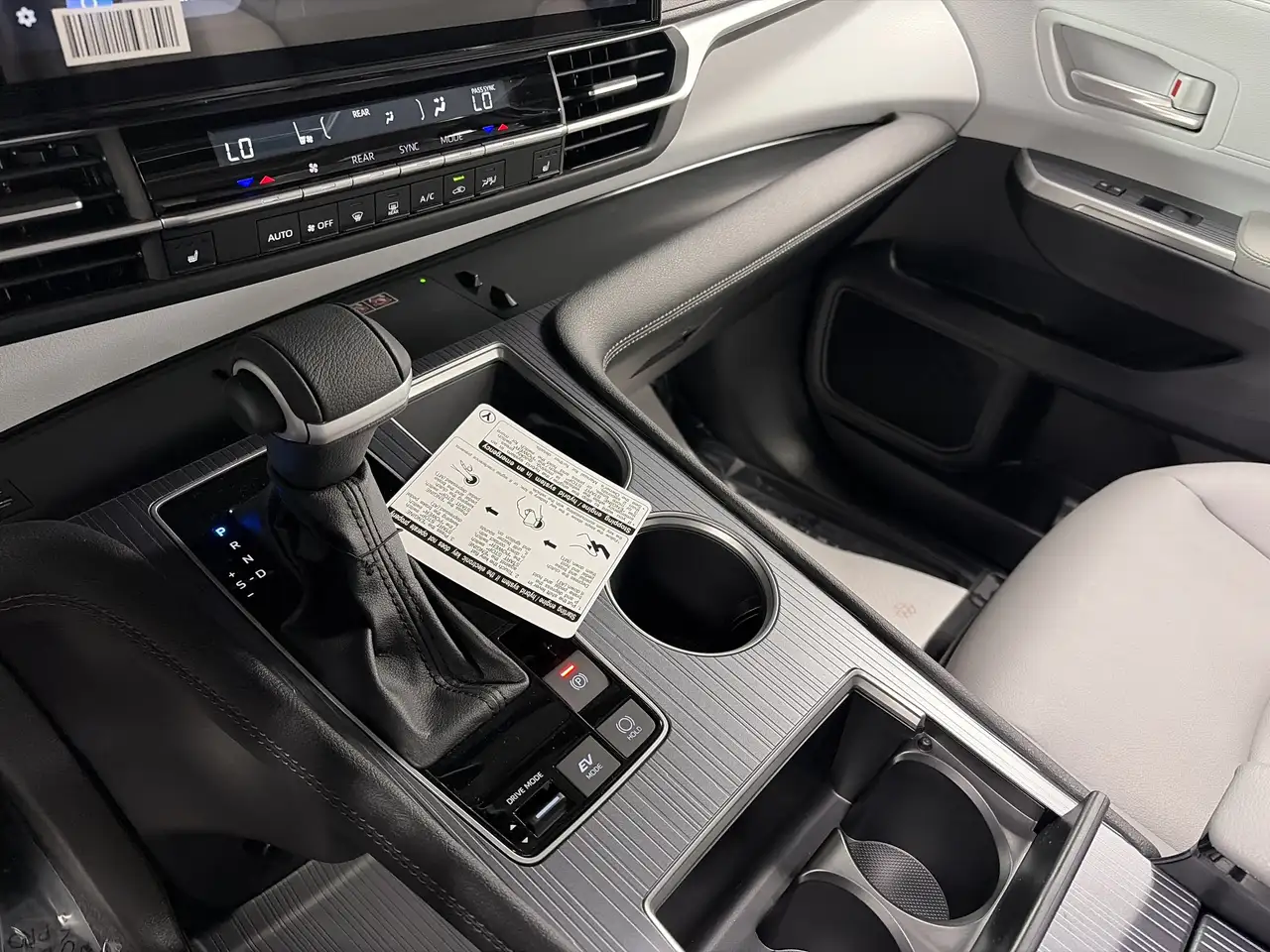 Toyota Sienna снимка Toyota Sienna