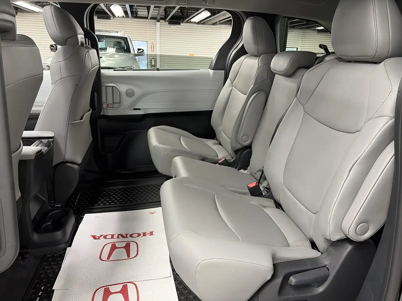 Toyota Sienna снимка Toyota Sienna
