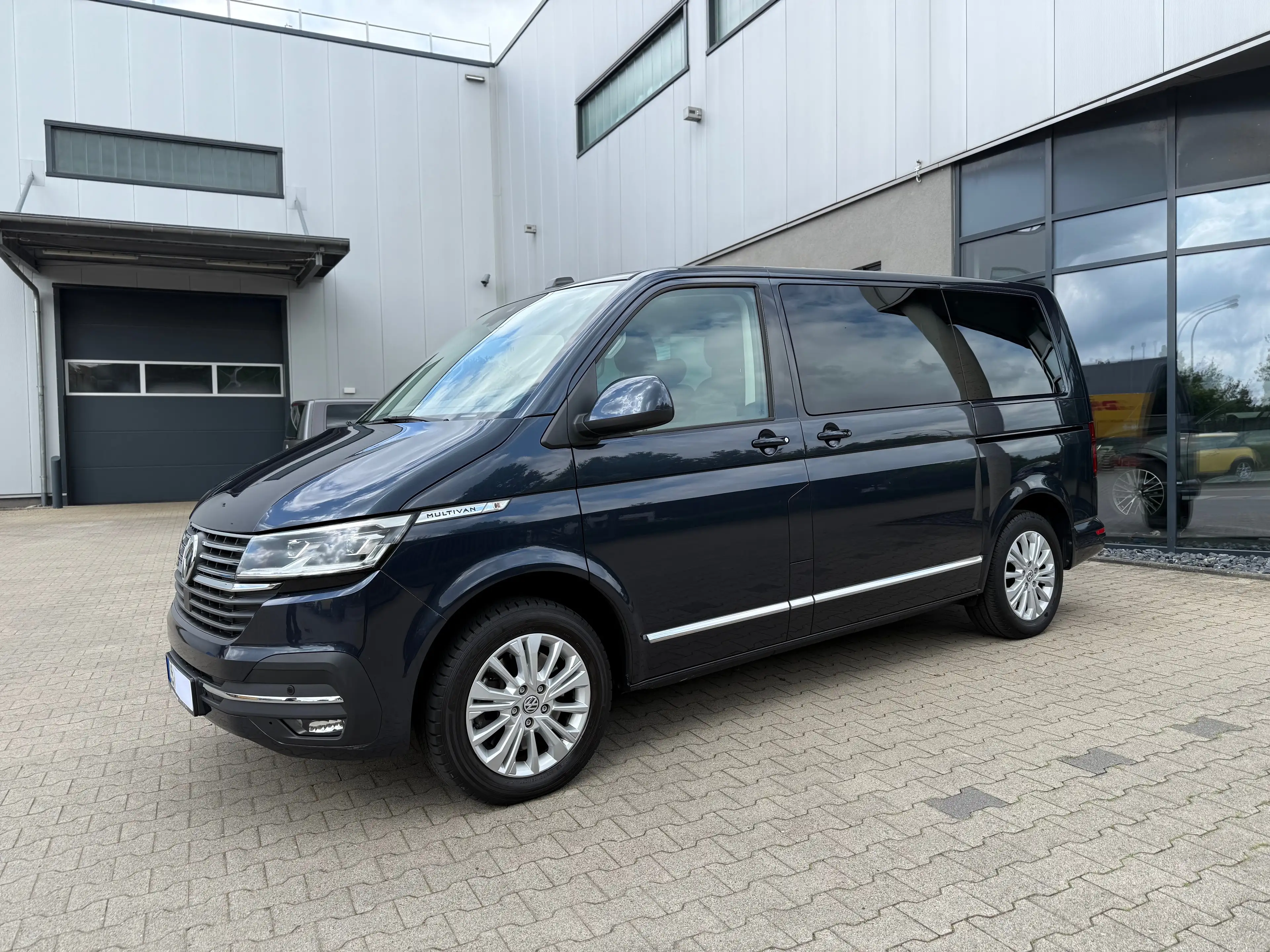 Volkswagen T6.1 Multivan Multivan Generation Six 4MOTION Alcantara 2Schiebe