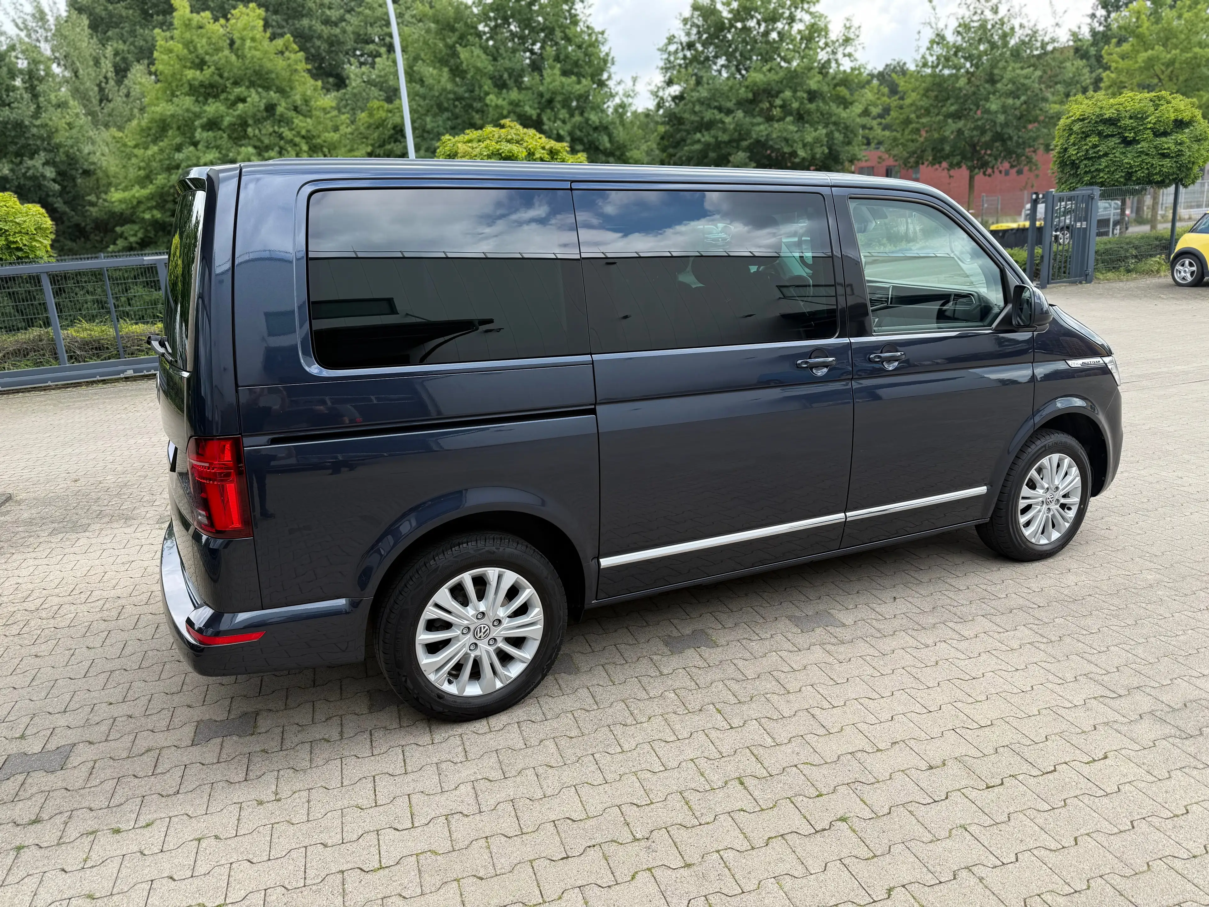 Volkswagen T6.1 Multivan Multivan Generation Six 4MOTION Alcantara 2Schiebe — photo 5