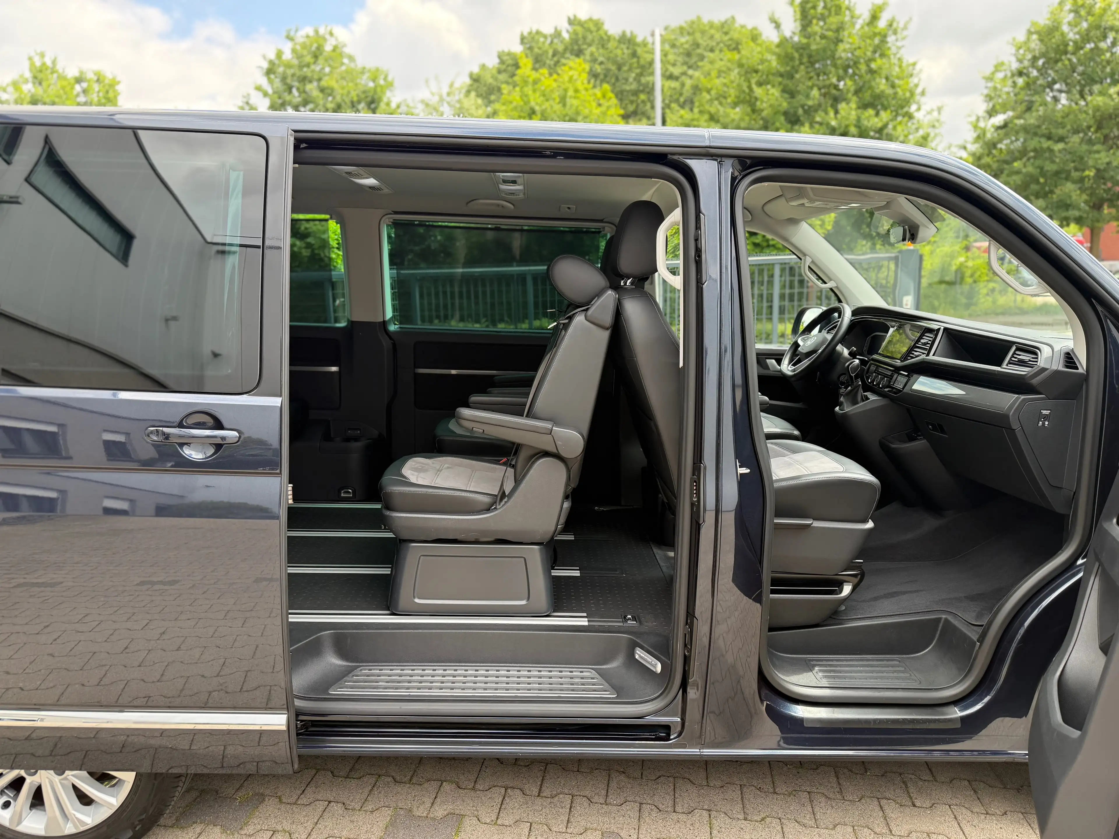 Volkswagen T6.1 Multivan Multivan Generation Six 4MOTION Alcantara 2Schiebe — photo 10