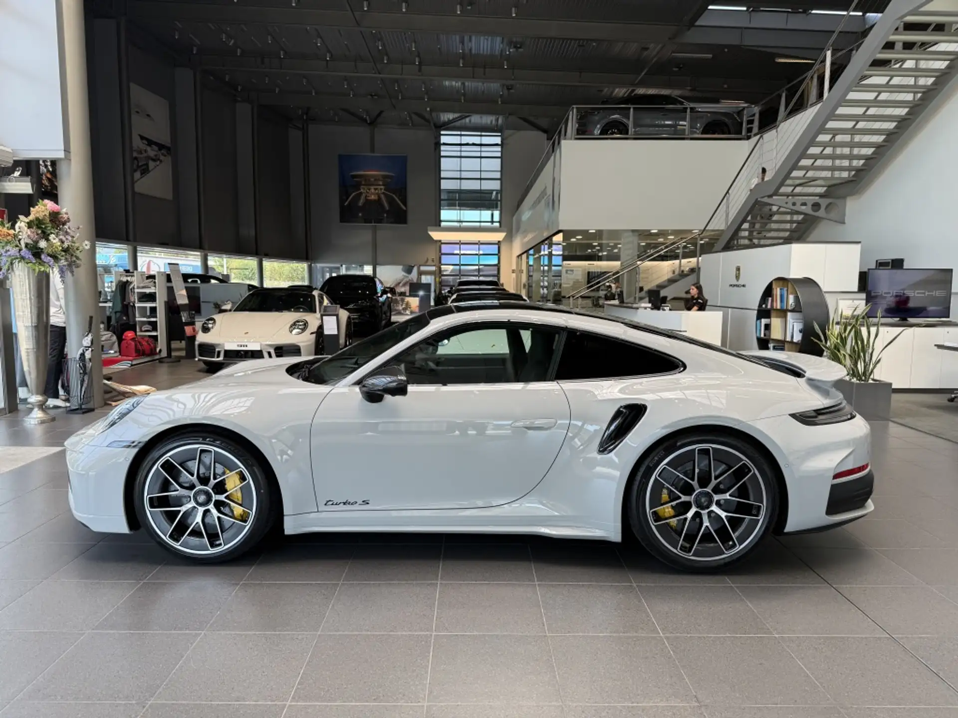 포르쉐 911 Turbo S Coupe 2026 화이트 사진 3