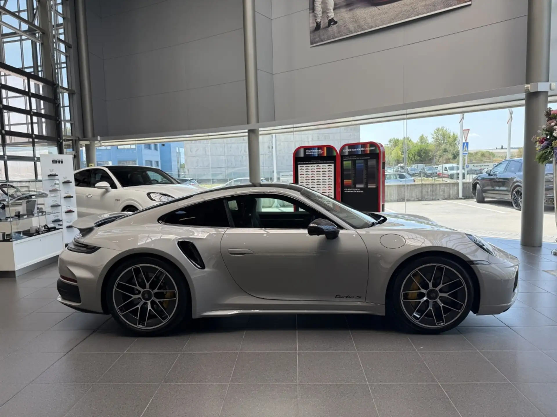 포르쉐 911 Turbo S Coupe 2026 화이트 사진 8