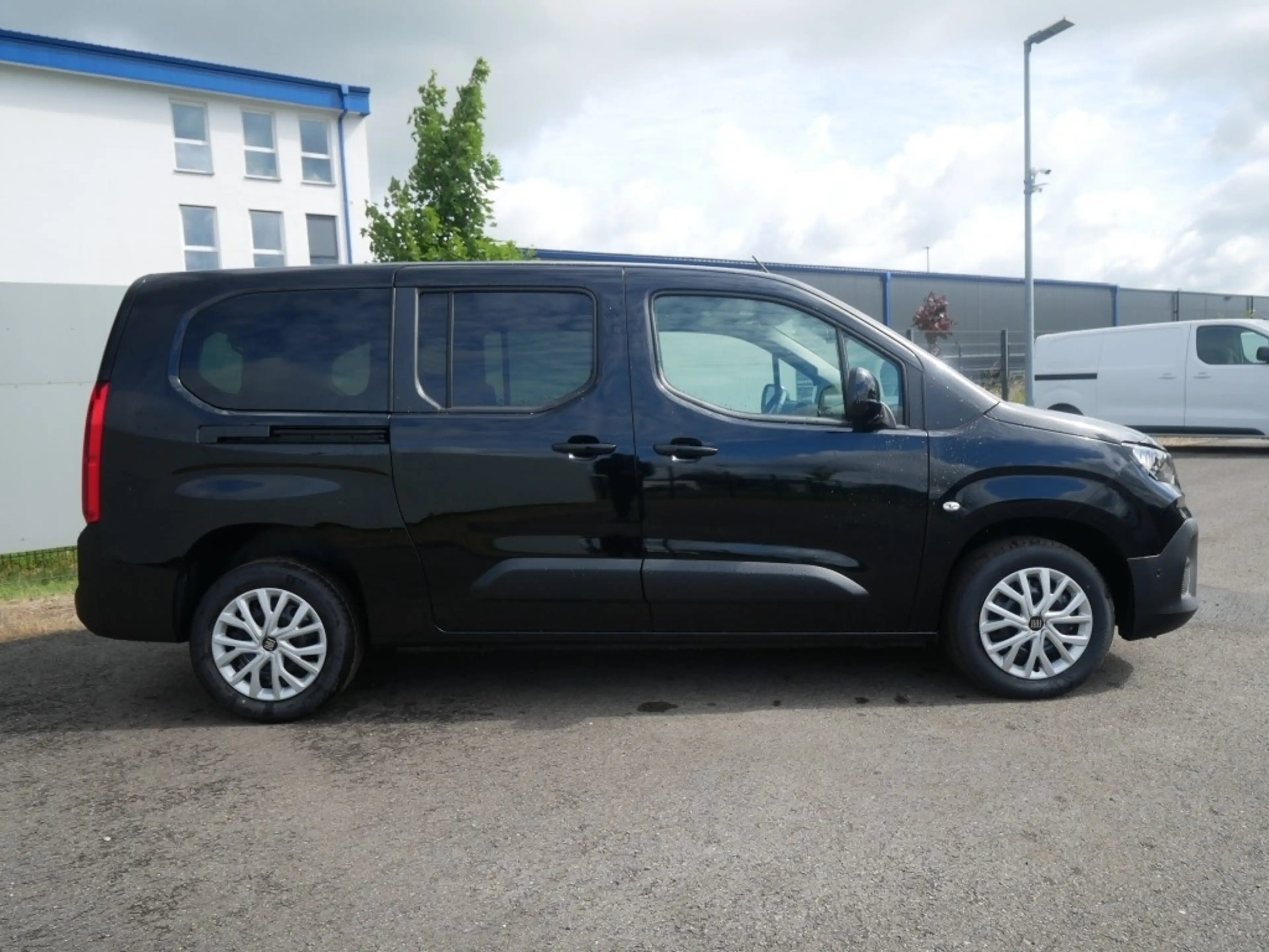 Fiat Doblo KOMBI N1 XL L2 1.5 BLUEHDI 130PS AT8 COMFORT TECHN — photo 2