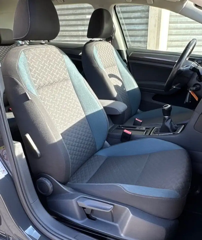 Volkswagen Golf Standard Model — photo 27