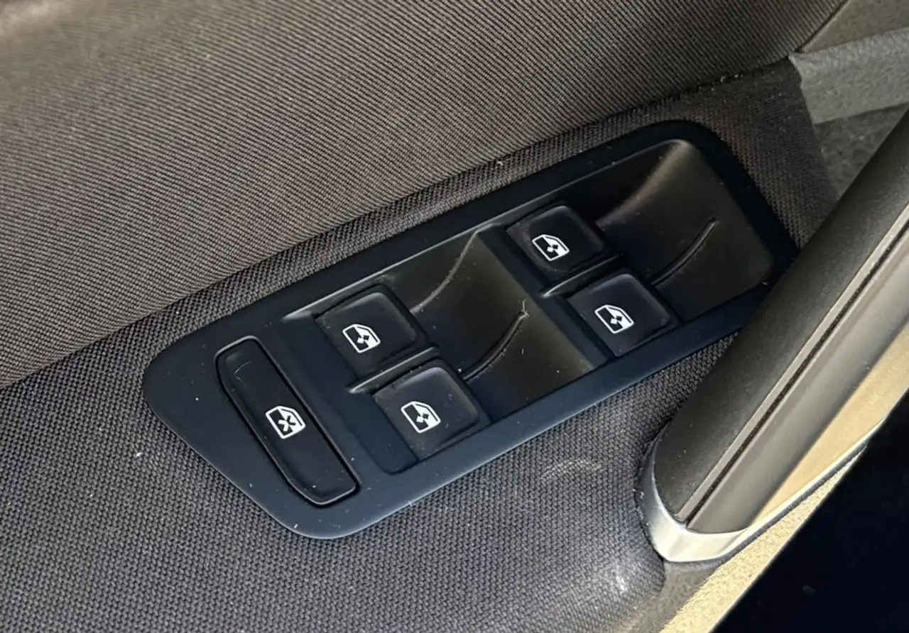 Volkswagen Golf Standard Model — photo 29
