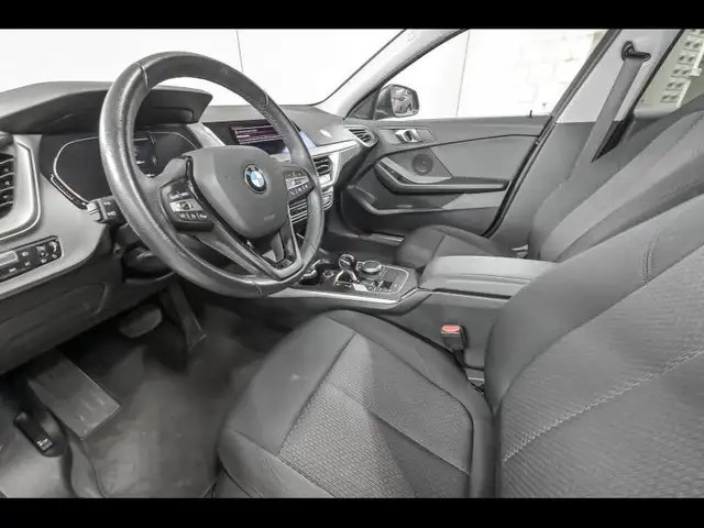 BMW 1 Series view 6