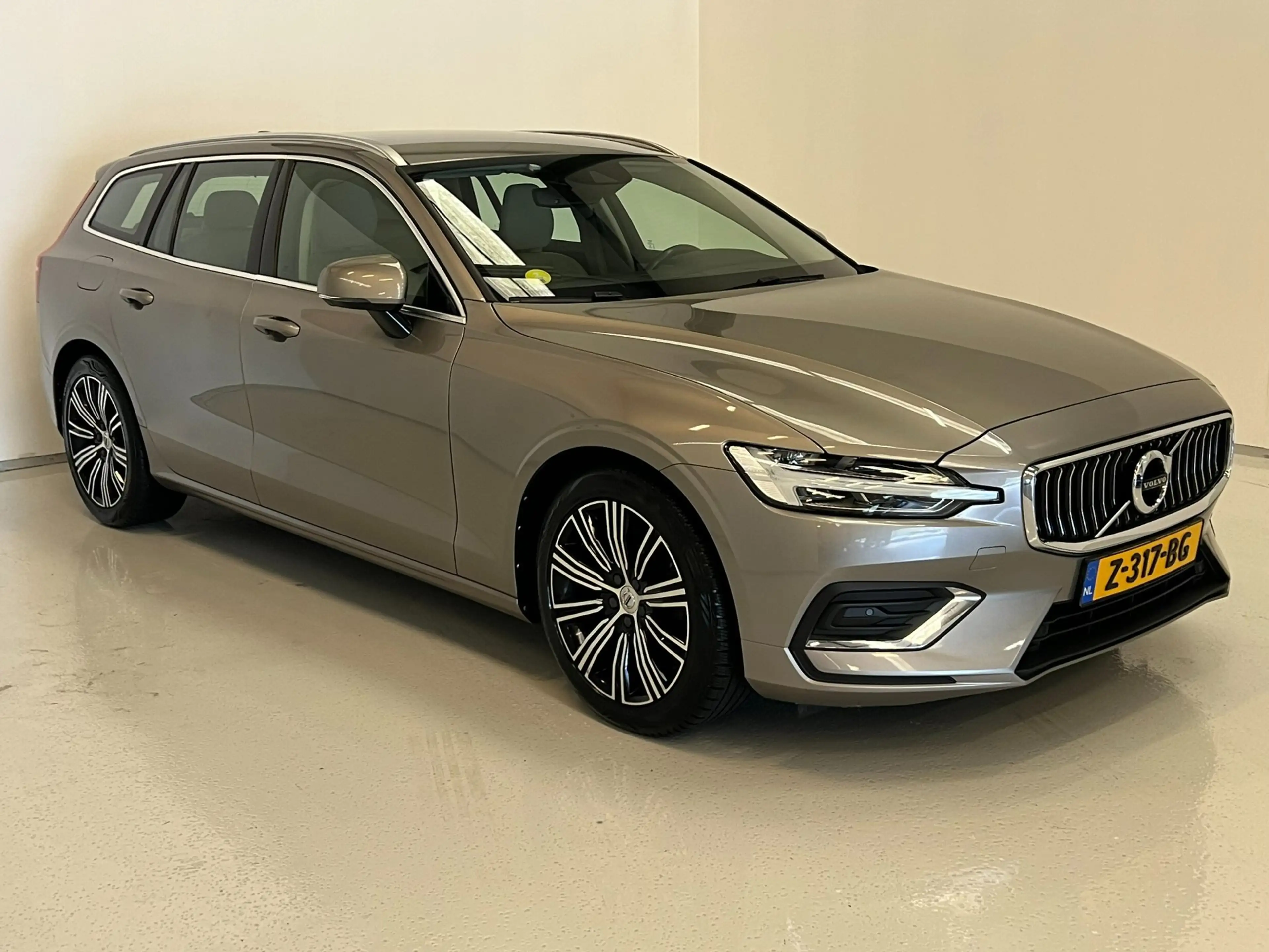 Volvo V60 2.0 D3 / BTW / CarPlay / Memory / Leder / Keyless — photo 2