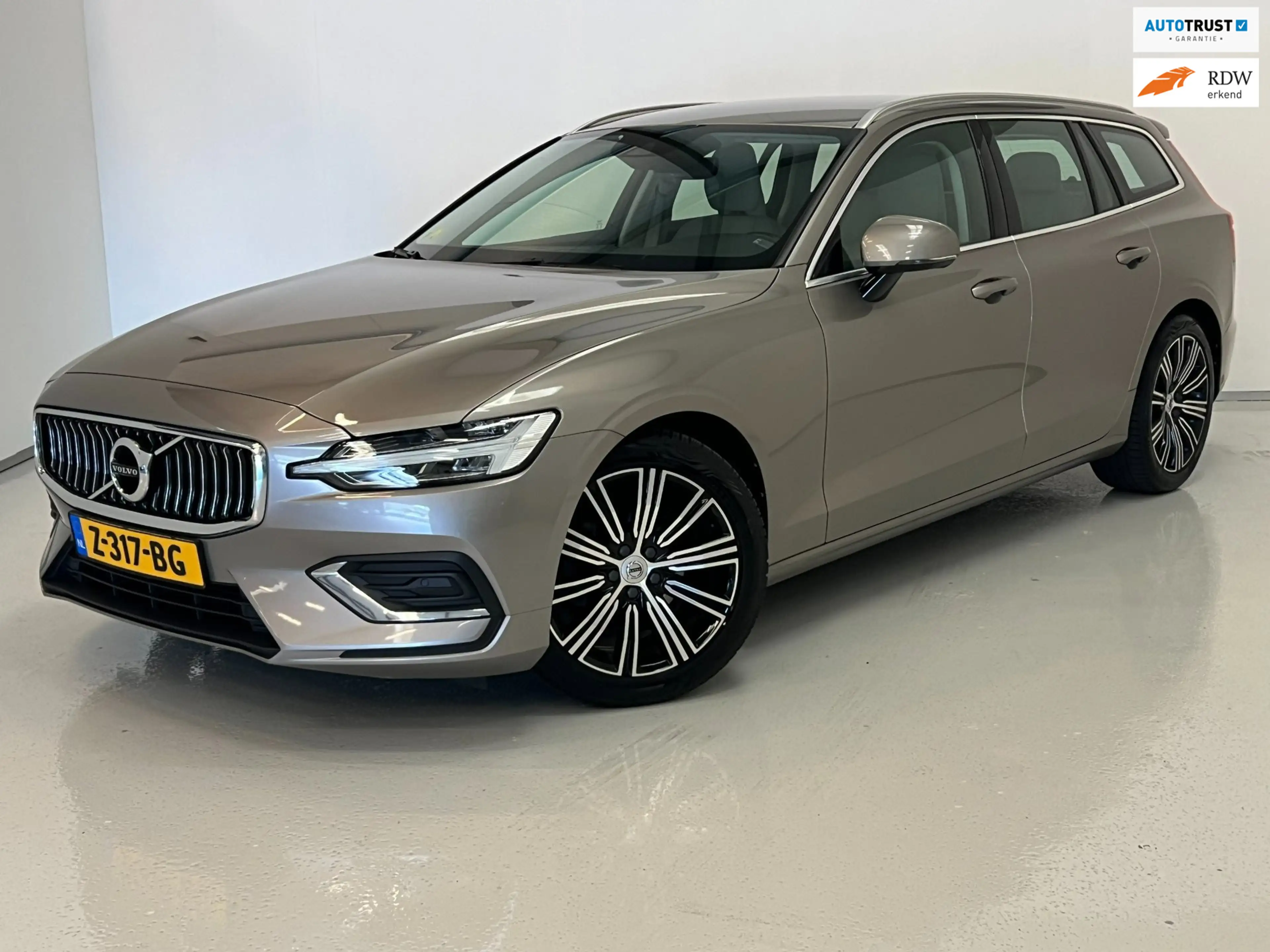 Volvo V60 2.0 D3 / BTW / CarPlay / Memory / Leder / Keyless