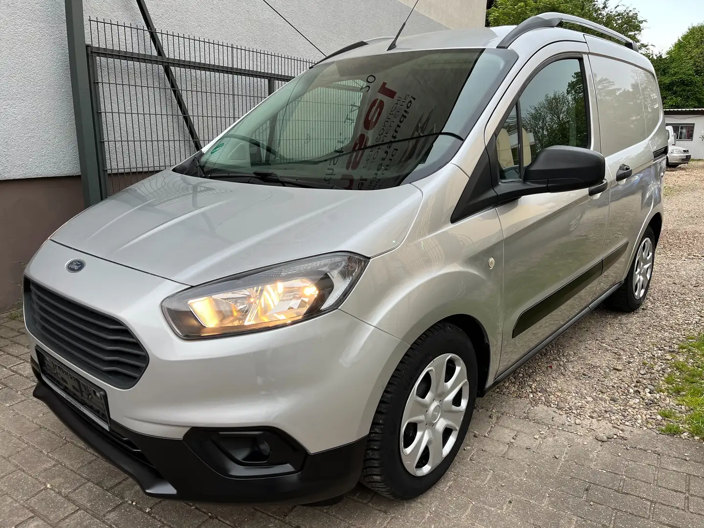 Ford Transit Courier Trend Plateado - 2