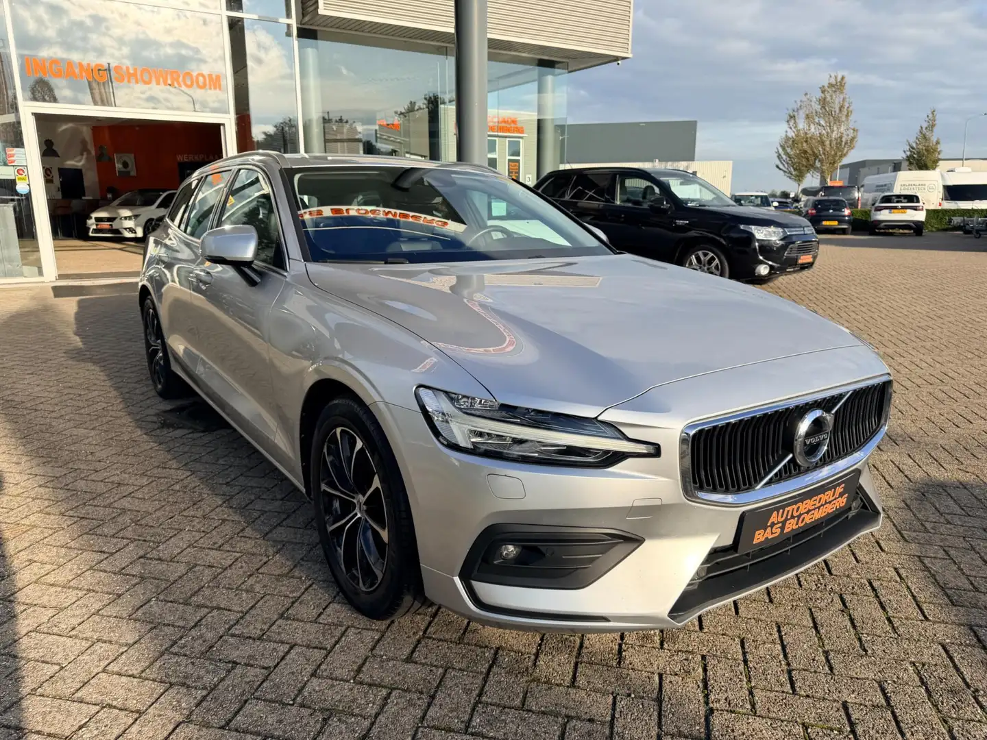Volvo V60 2.0 B4 Momentum Business, Automaat, navi, DAB, etc Zilver - 2