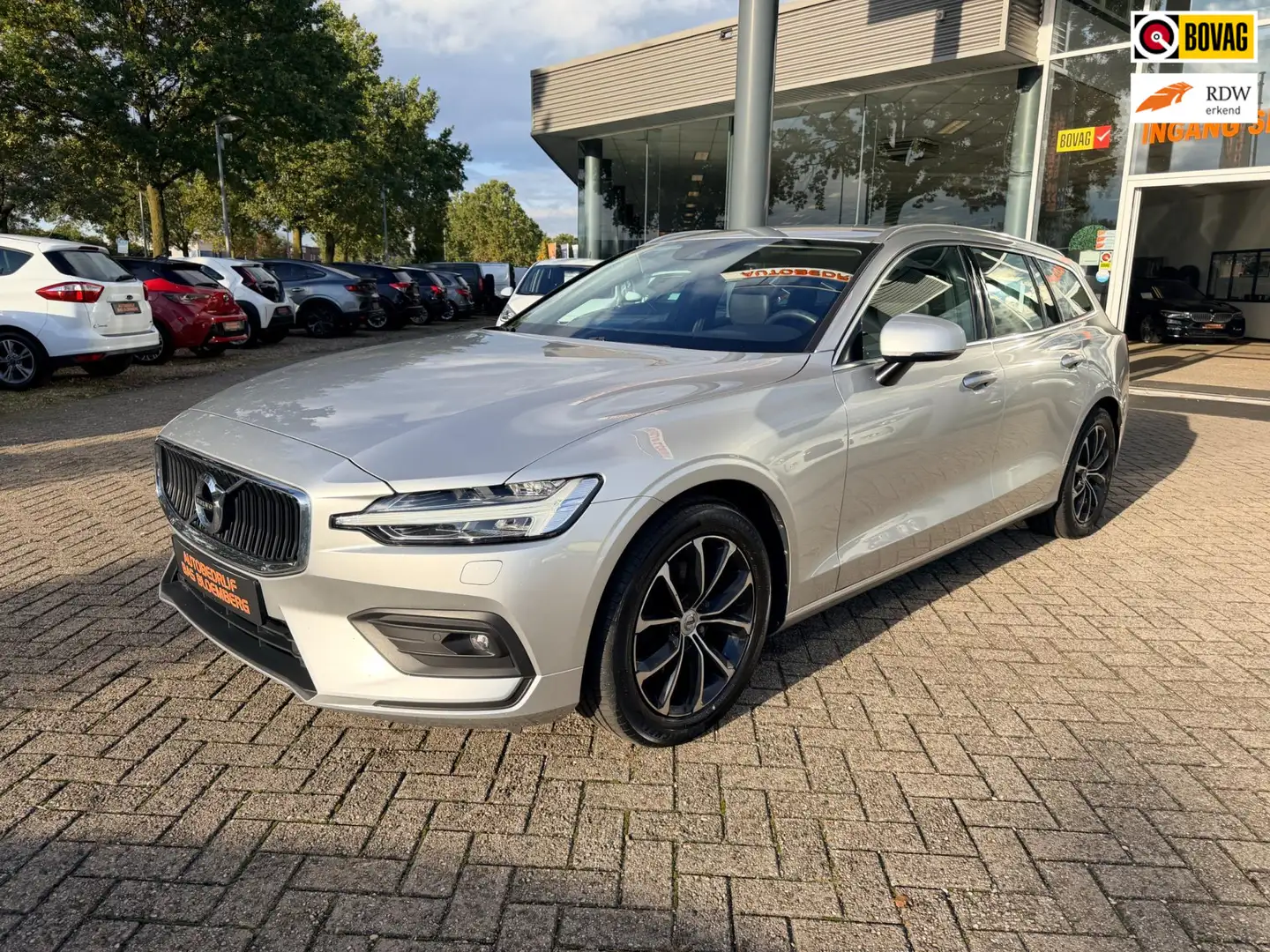 Volvo V60 2.0 B4 Momentum Business, Automaat, navi, DAB, etc Zilver - 1