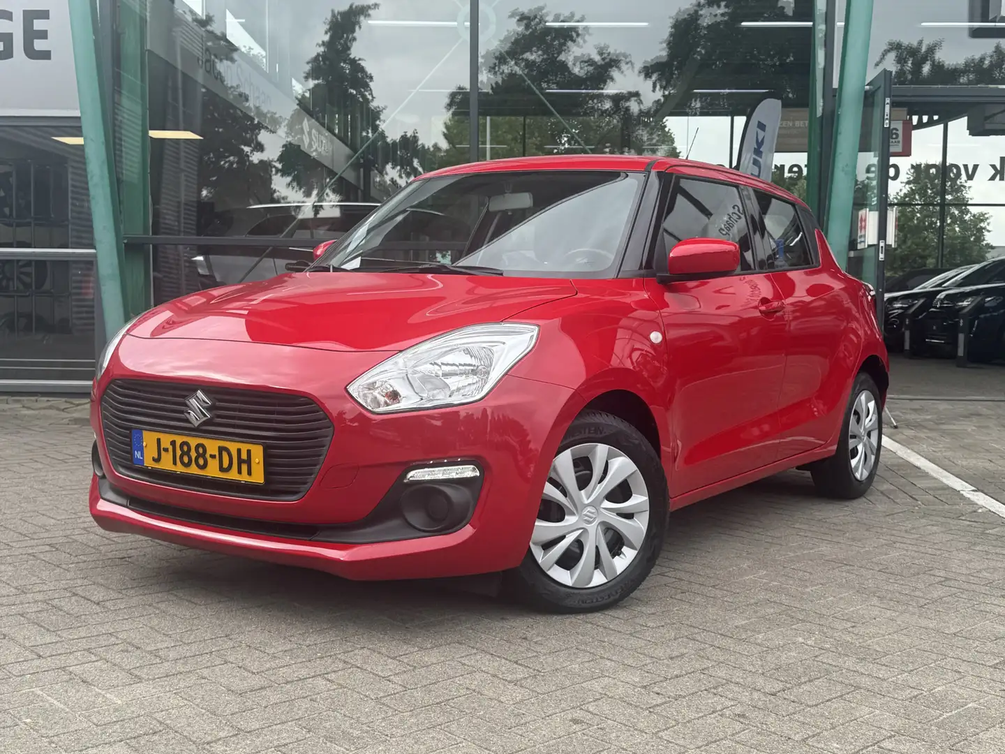 Suzuki Swift 1.2 Comfort Smart Hybrid 90pk | Airco | Bluetooth Rood - 1