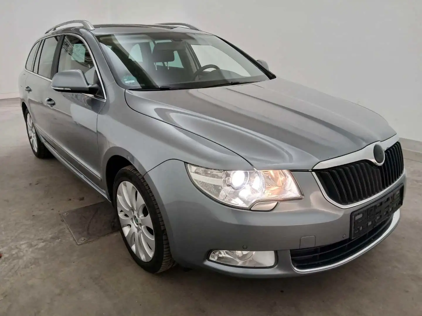 Skoda Superb 1.8 TSI Elegance*Aus 1 Hand, Scheckheft* Grijs - 2