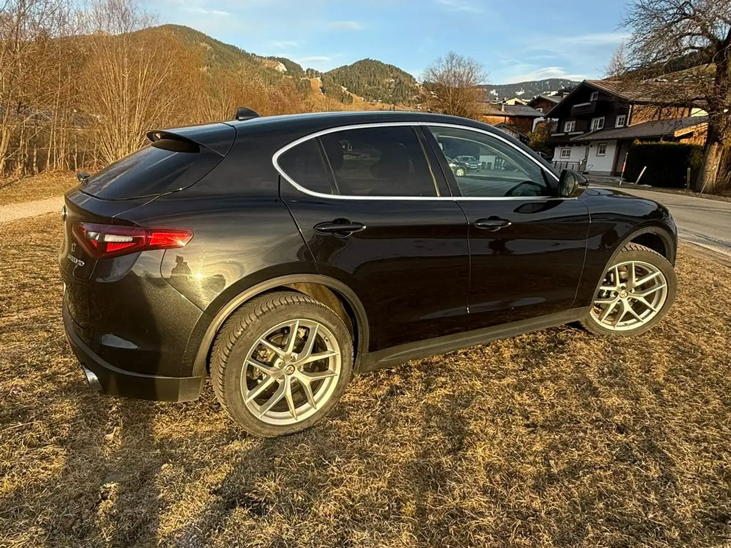 Alfa Romeo Stelvio Stelvio First Edition 2,0 ATX AWD First Edition Schwarz - 2