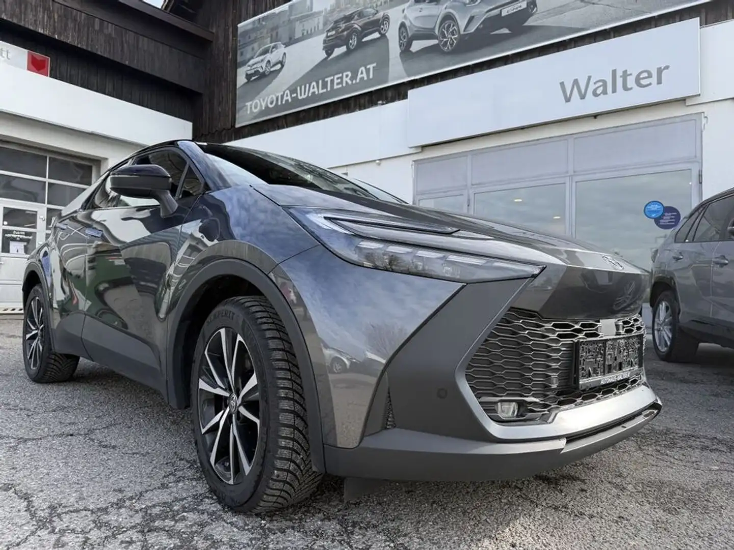 Toyota C-HR 2,0 Plug-In Hybrid E-CVT Active Drive Grau - 2