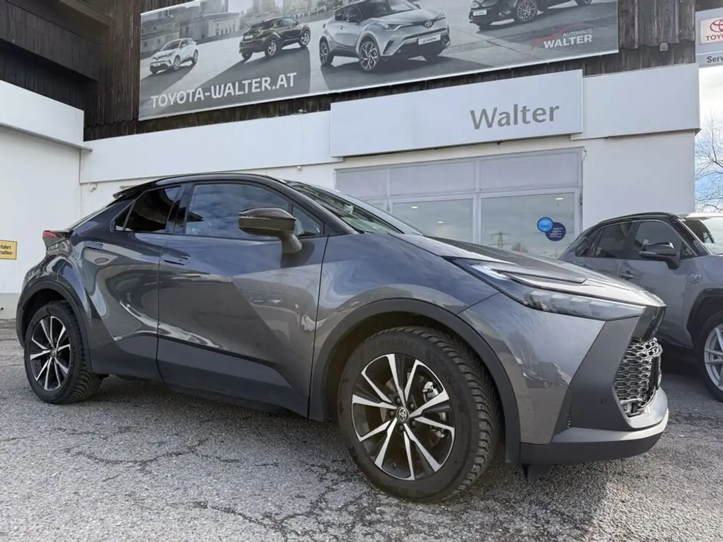 Toyota C-HR 2,0 Plug-In Hybrid E-CVT Active Drive Grau - 1