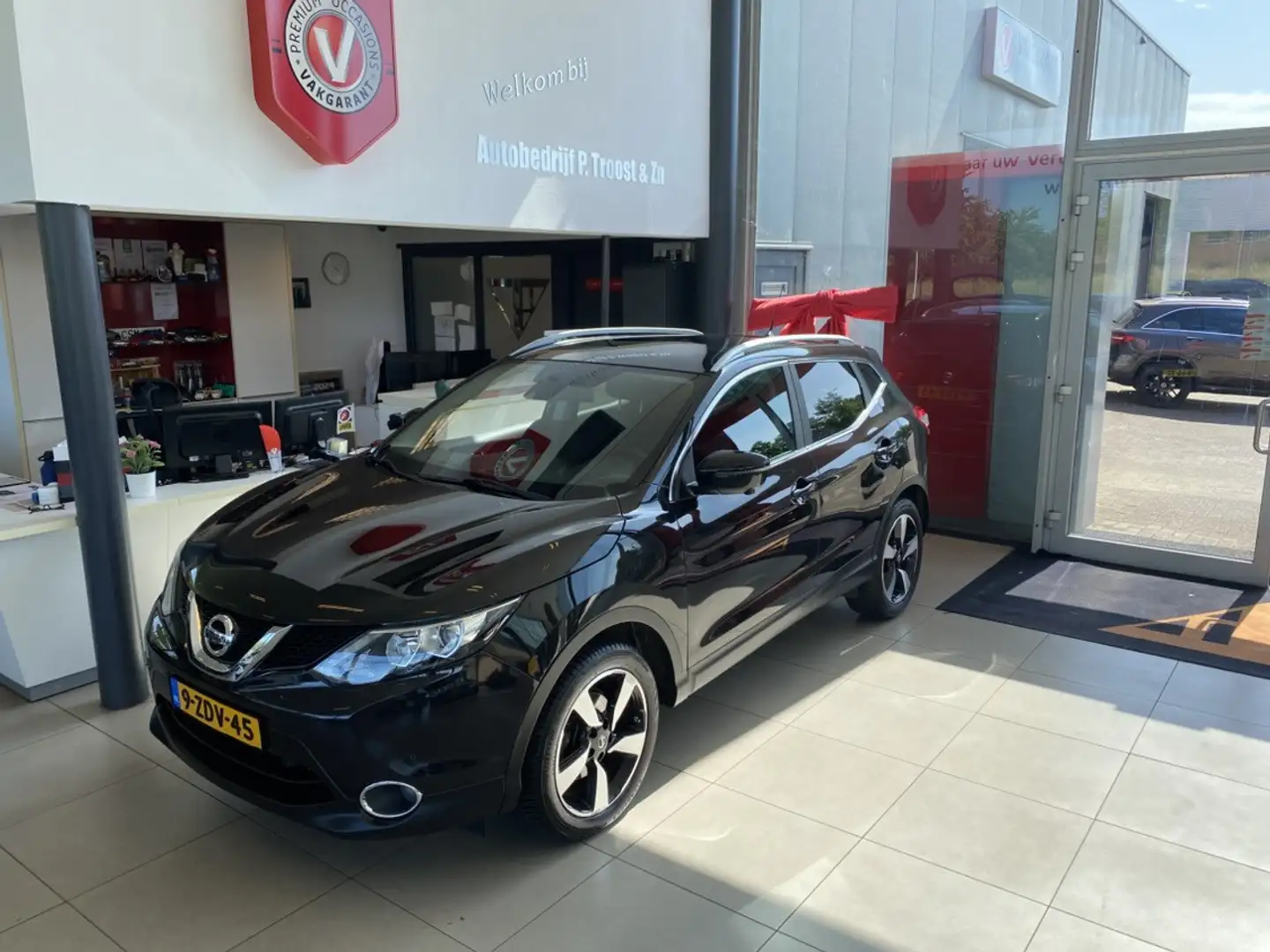 Nissan Qashqai 1.2 Connect Edition,Automaat,Navigatie,Rondomzicht Zwart - 2