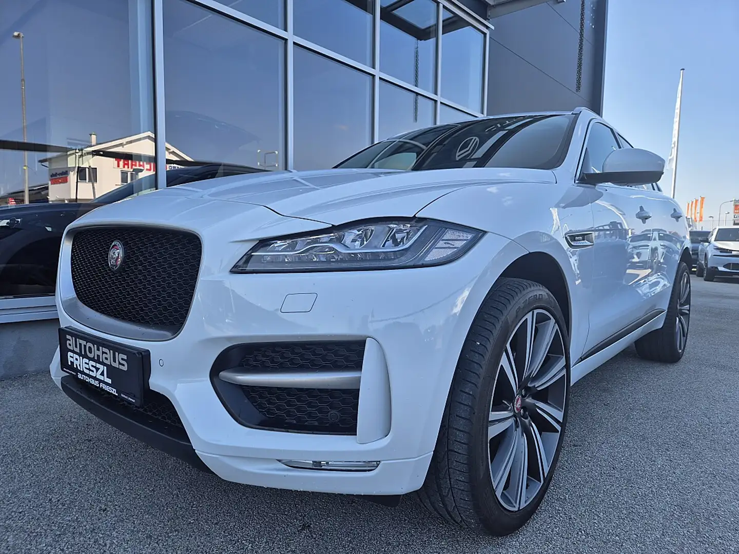 Jaguar F-Pace 20d AWD R-Sport Aut. Weiß - 1