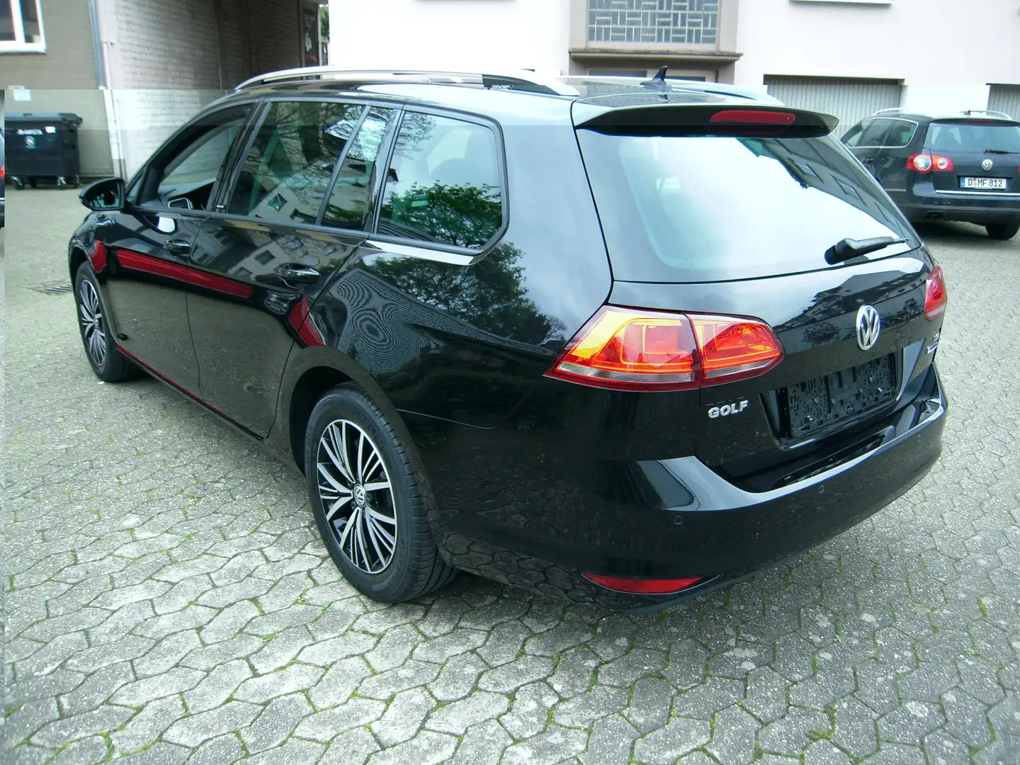 Volkswagen Golf Variant Allstar BMT  mit AHK ! Inzahlungnahme möglich ! Black - 2