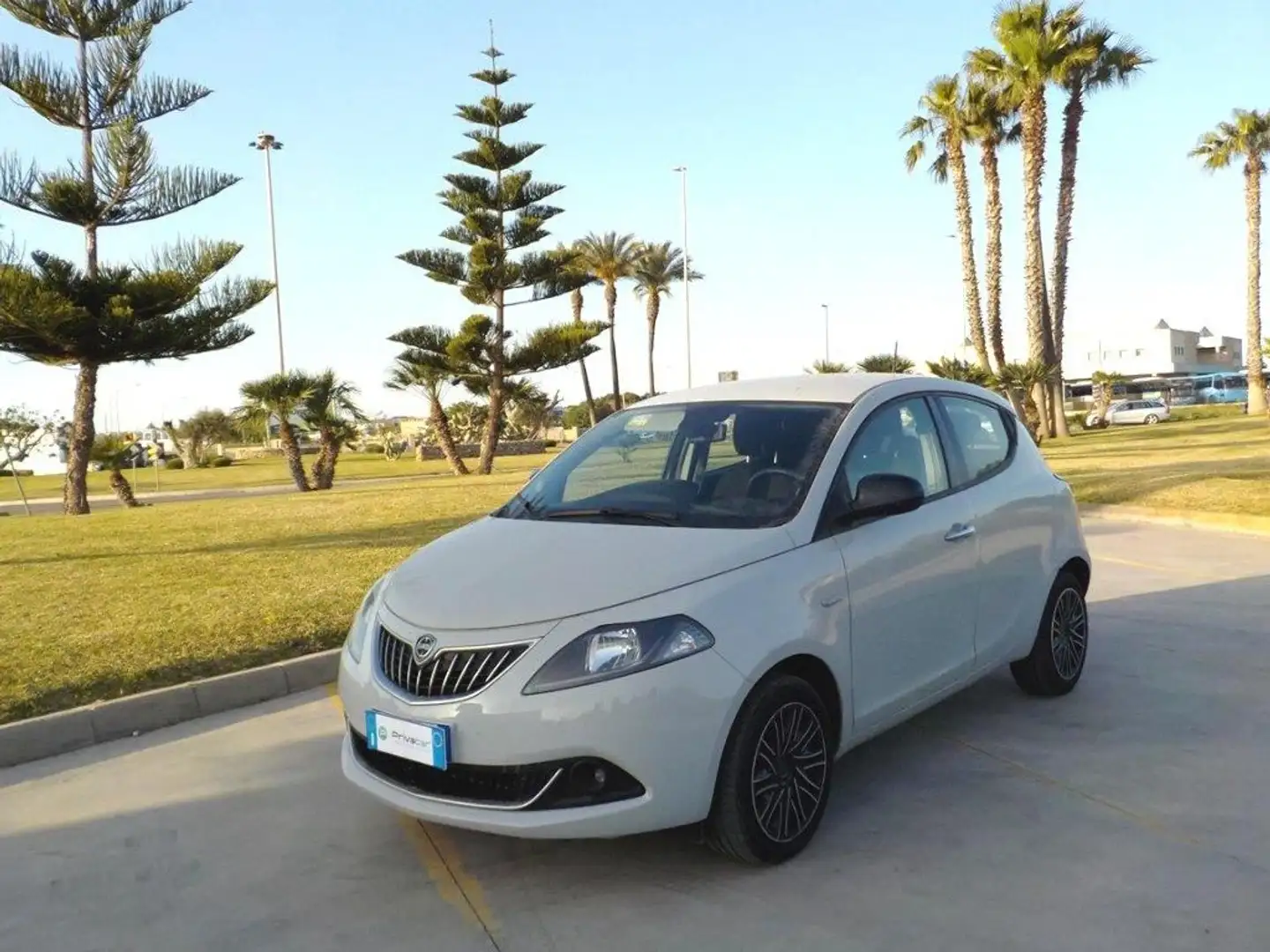 Lancia Ypsilon 1.0 FireFly 5 porte S&S Hybrid Ecochic Gold Gris - 2
