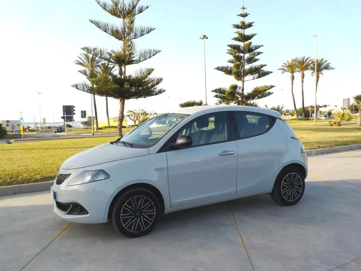 Lancia Ypsilon 1.0 FireFly 5 porte S&S Hybrid Ecochic Gold Gris - 1
