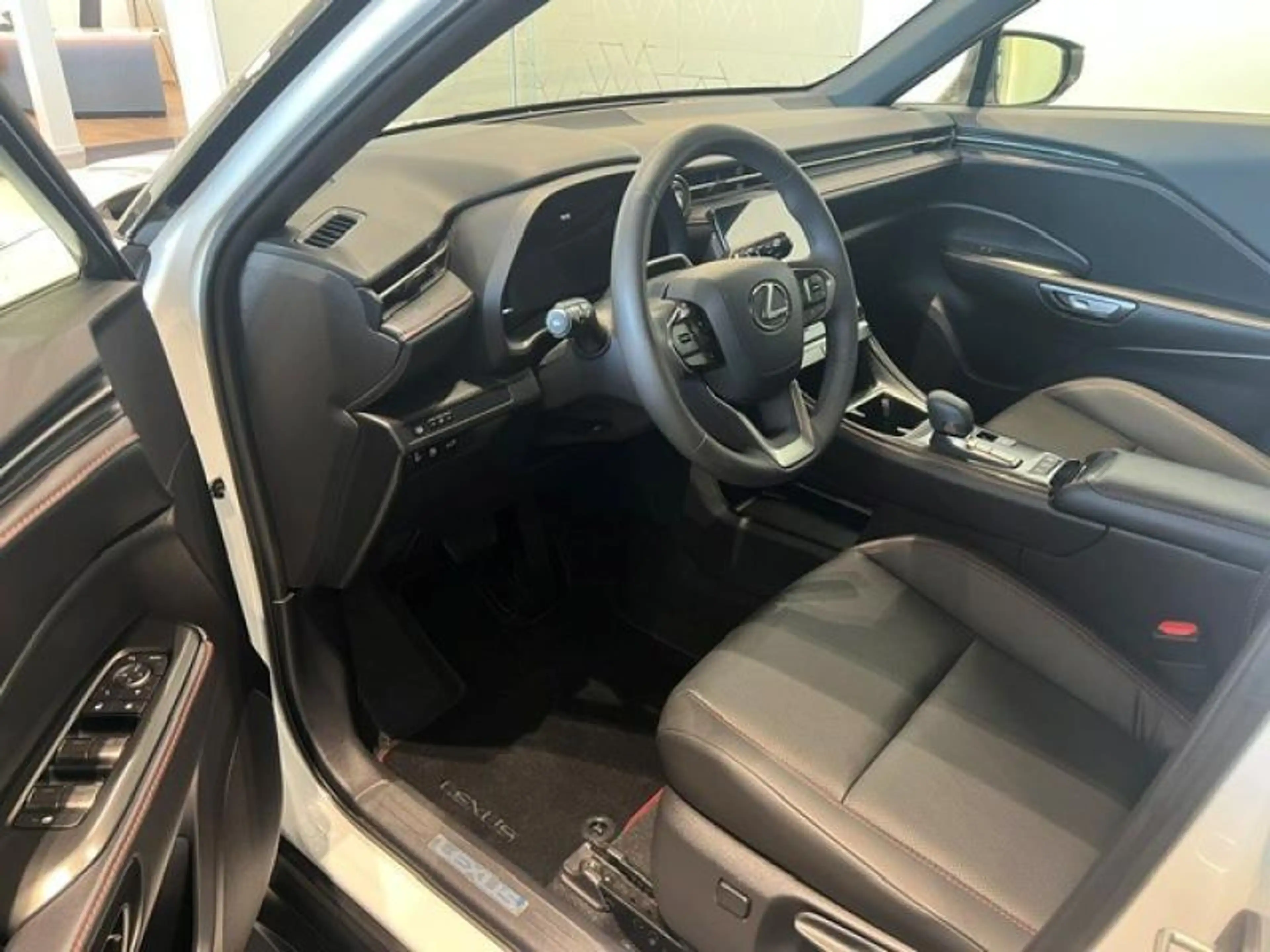 Lexus LBX Emotion — photo 5