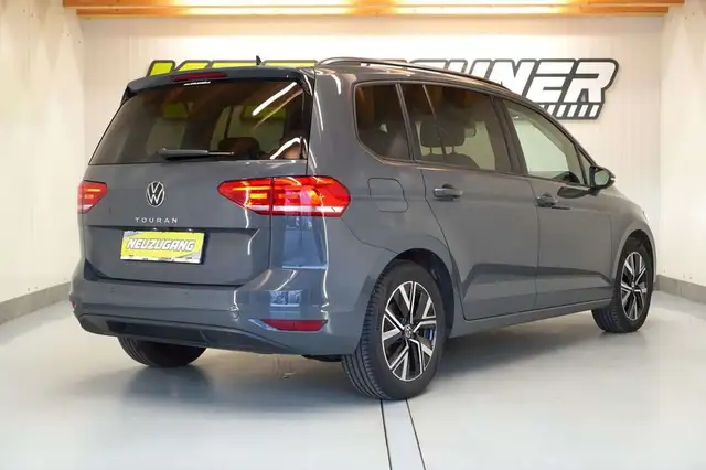 Volkswagen Touran view 4