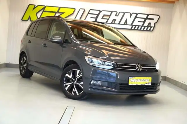 Volkswagen Touran view 3