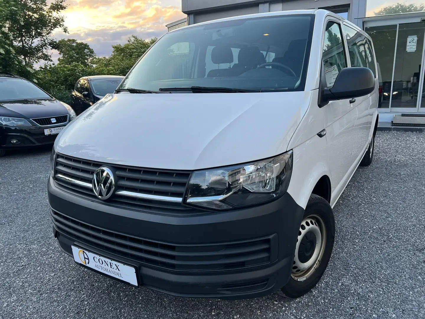 Volkswagen T6 Kombi T6 Kombi 2.0 Lang 9-SITZE *KLIMA*PDC*AHK*1-HD* Bílá - 1