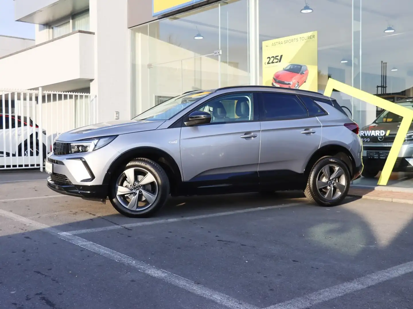 Opel Grandland GS 1.2T AT8 130PK | NAVI | CAMERA | 2 JAAR GARANTI Grijs - 2