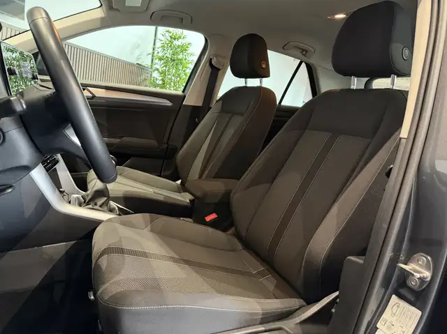 Volkswagen T-Roc view 8