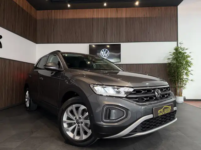 Volkswagen T-Roc view 3