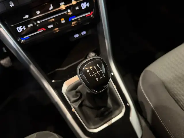 Volkswagen T-Roc view 14