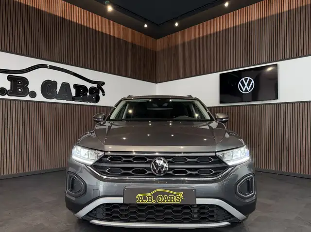 Volkswagen T-Roc view 2