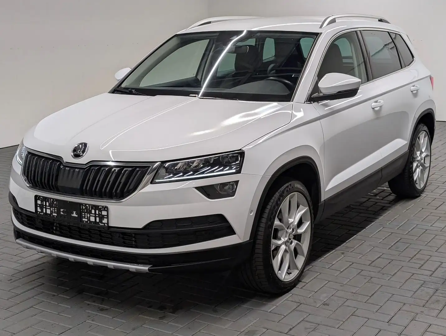 Skoda Karoq 4x4 LED/Navi/Stdhzg/AHK/SHZ/Kam/Canton/19L Weiß - 1