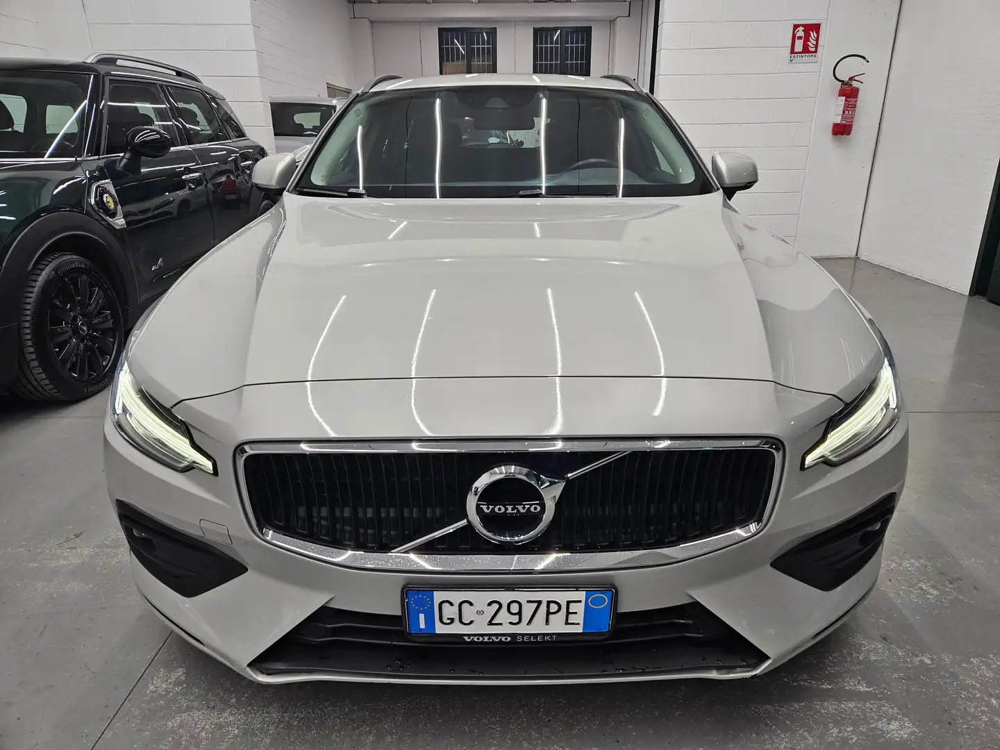 Volvo V60 2.0 d3 R-design geartronic my20 Bianco - 2