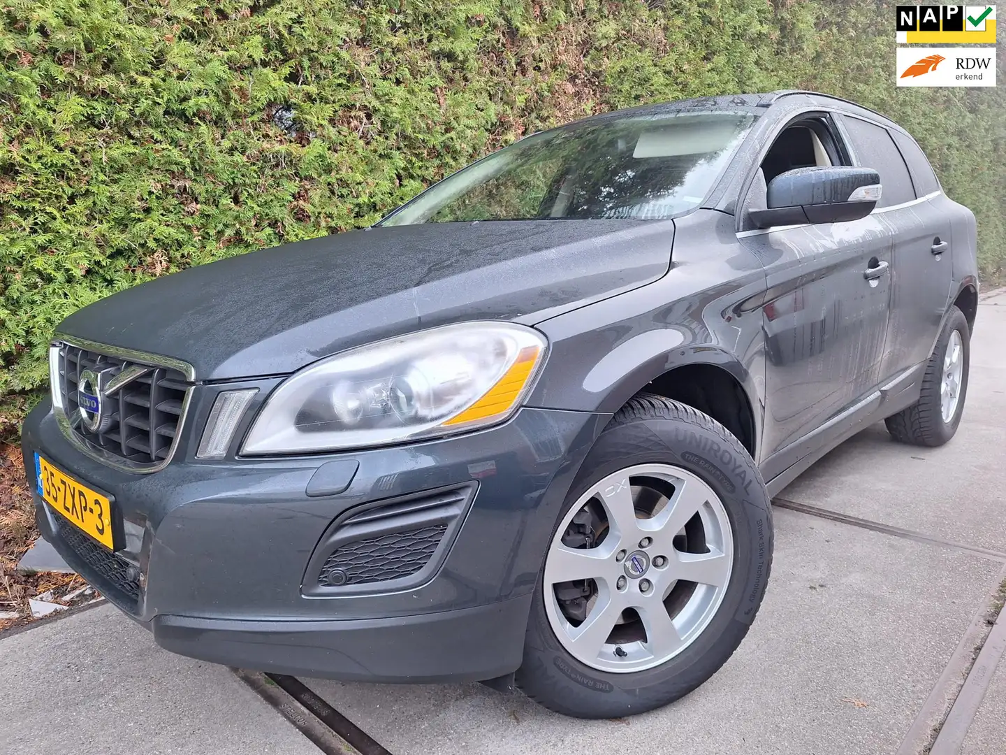 Volvo XC60 2.0 T5 Momentum Grijs - 1