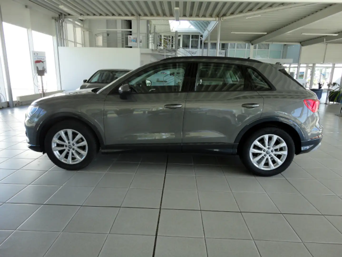 Audi Q3 advanced 2.0l TDI s-tronic Grau - 2