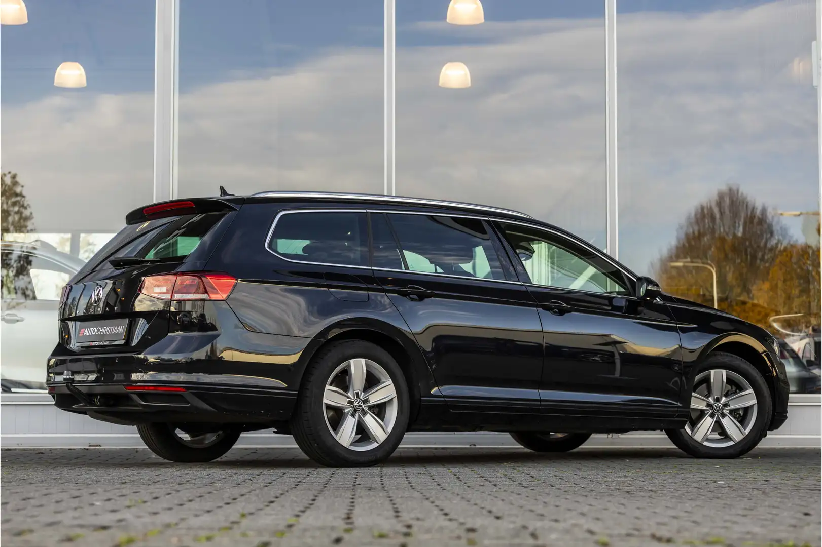 Volkswagen Passat Variant 1.5 TSI Comfort Business | Pano | Camera | Trekhaa Zwart - 2
