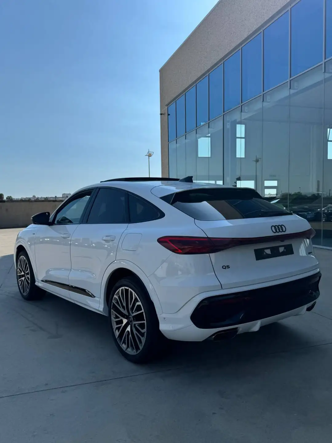 Audi Q5 2026 흰색 사진 3
