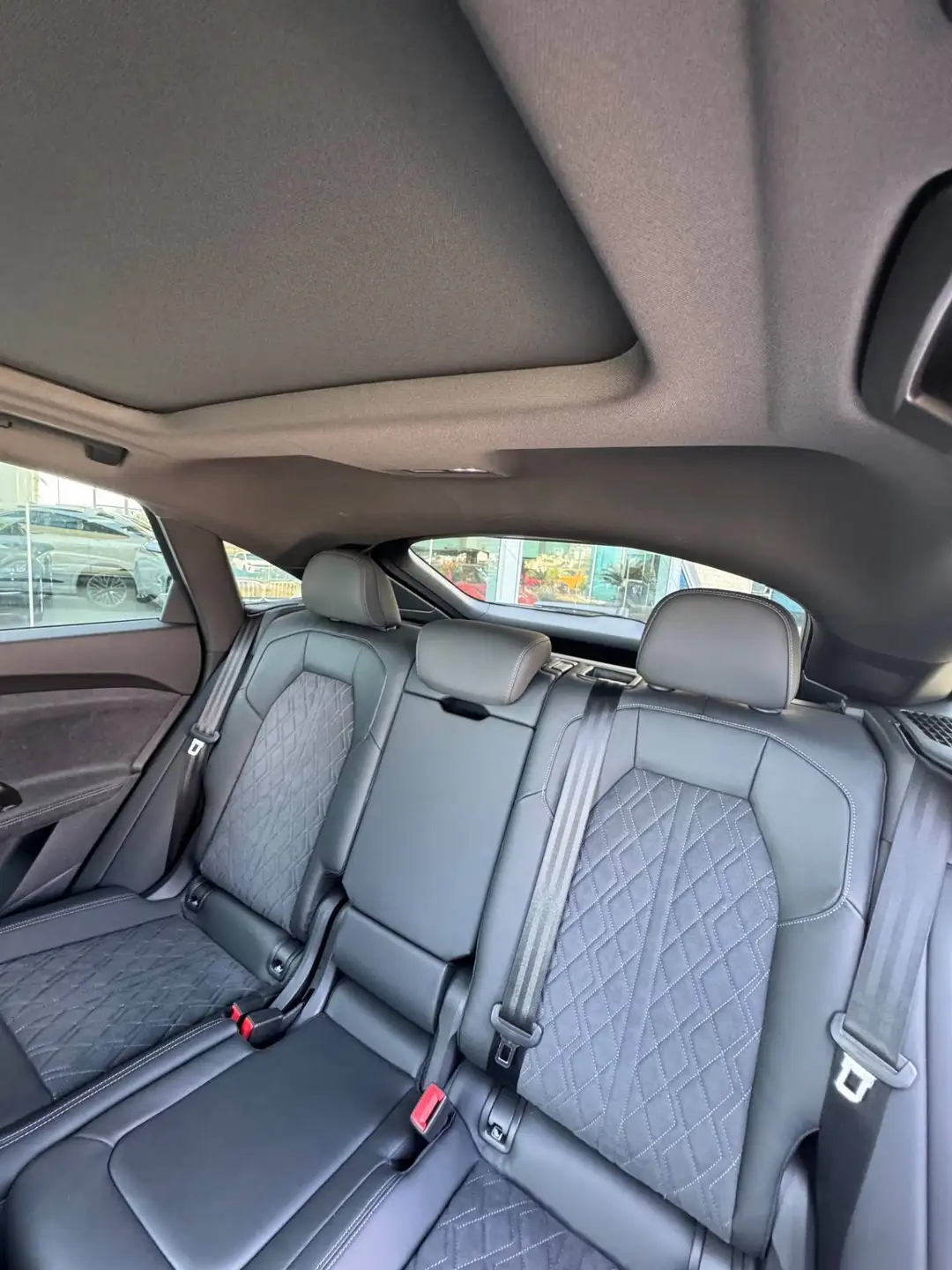 Audi Q5 2026 흰색 사진 8